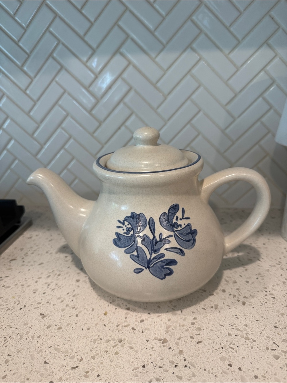 Vintage Pfaltzgraff Yorktowne 6-1/2" Tall Teapot Tea Pot USA 7-550